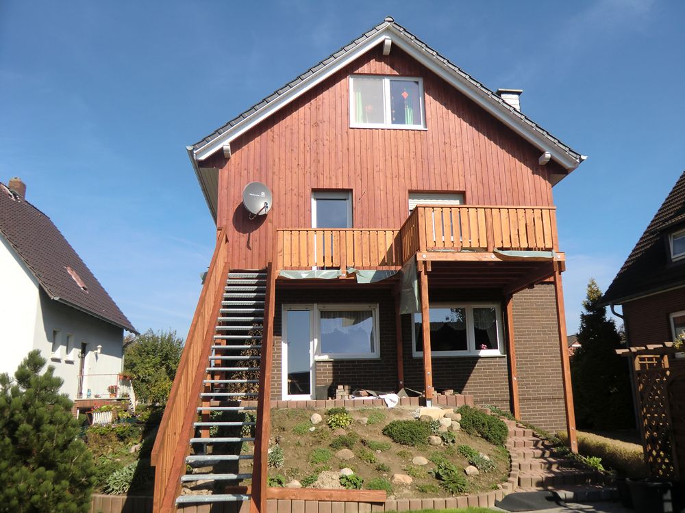 Balkon mit treppe in den garten: balkon mit treppe in holz frontal ...