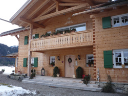 Holzhaus mit Balkon